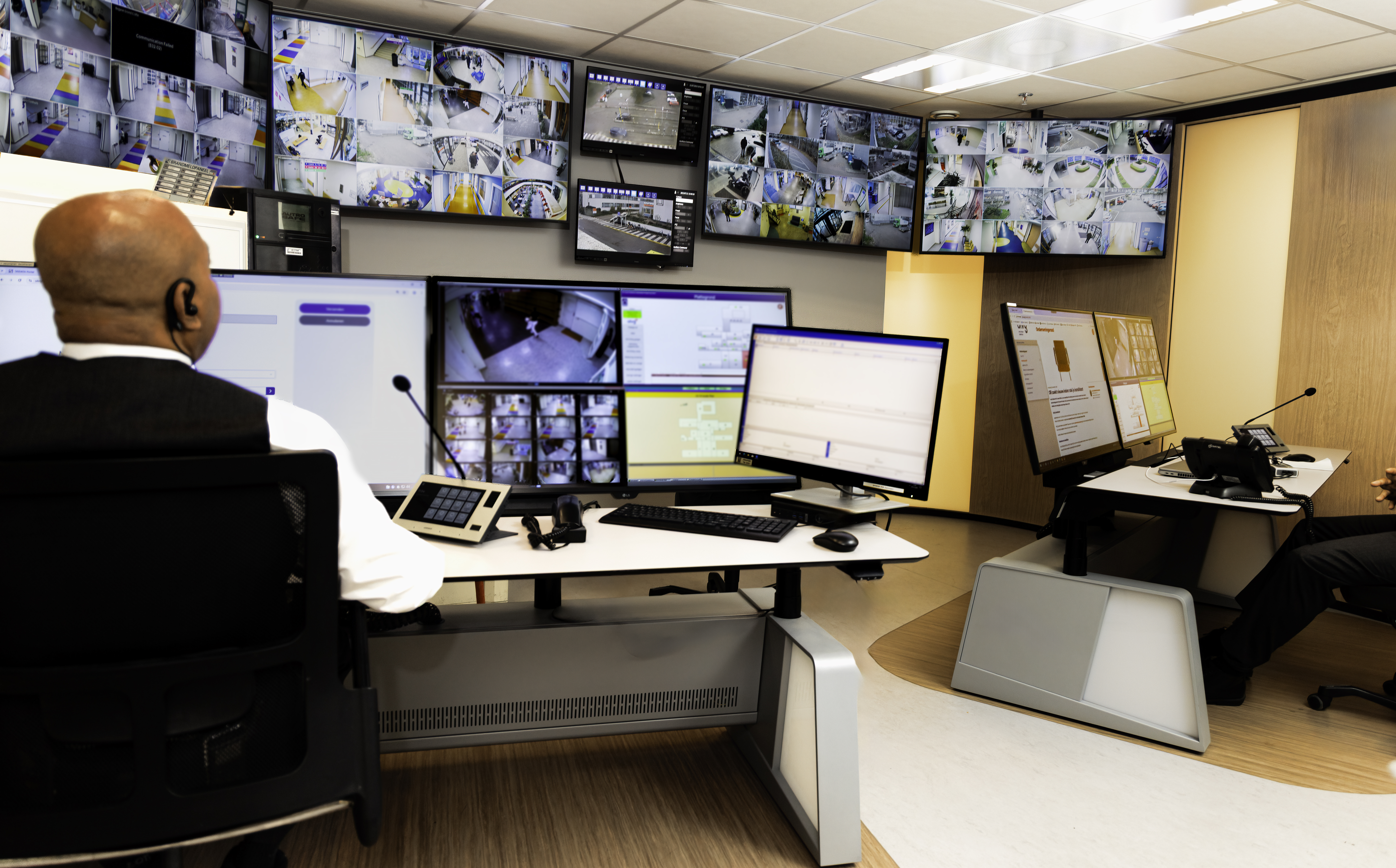 Rust en overzicht in de nieuwe beveiligingsmeldkamer van OLVG, locatie West